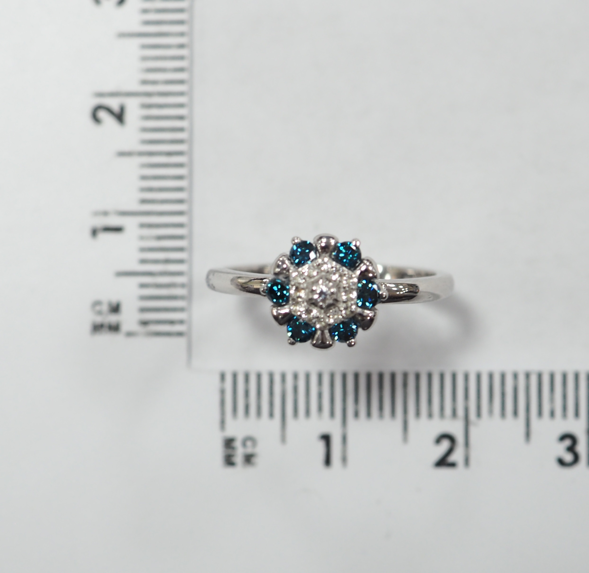 Серебряное кольцо 925 пробы; вставки 6 Бр. голубой Кр-57(Н) 0,202 5/5А; 13 Топаз бесцв.;